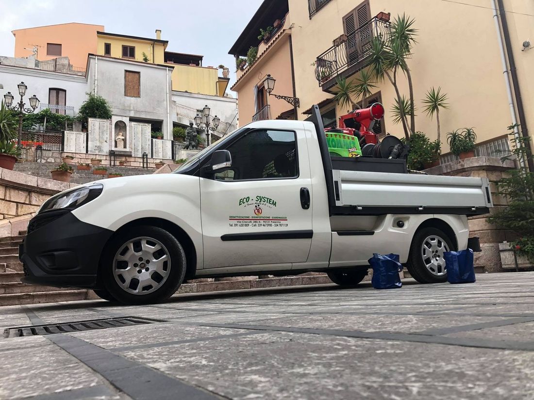 auto dell'azienda eco-system con macchinari per derattizzazione