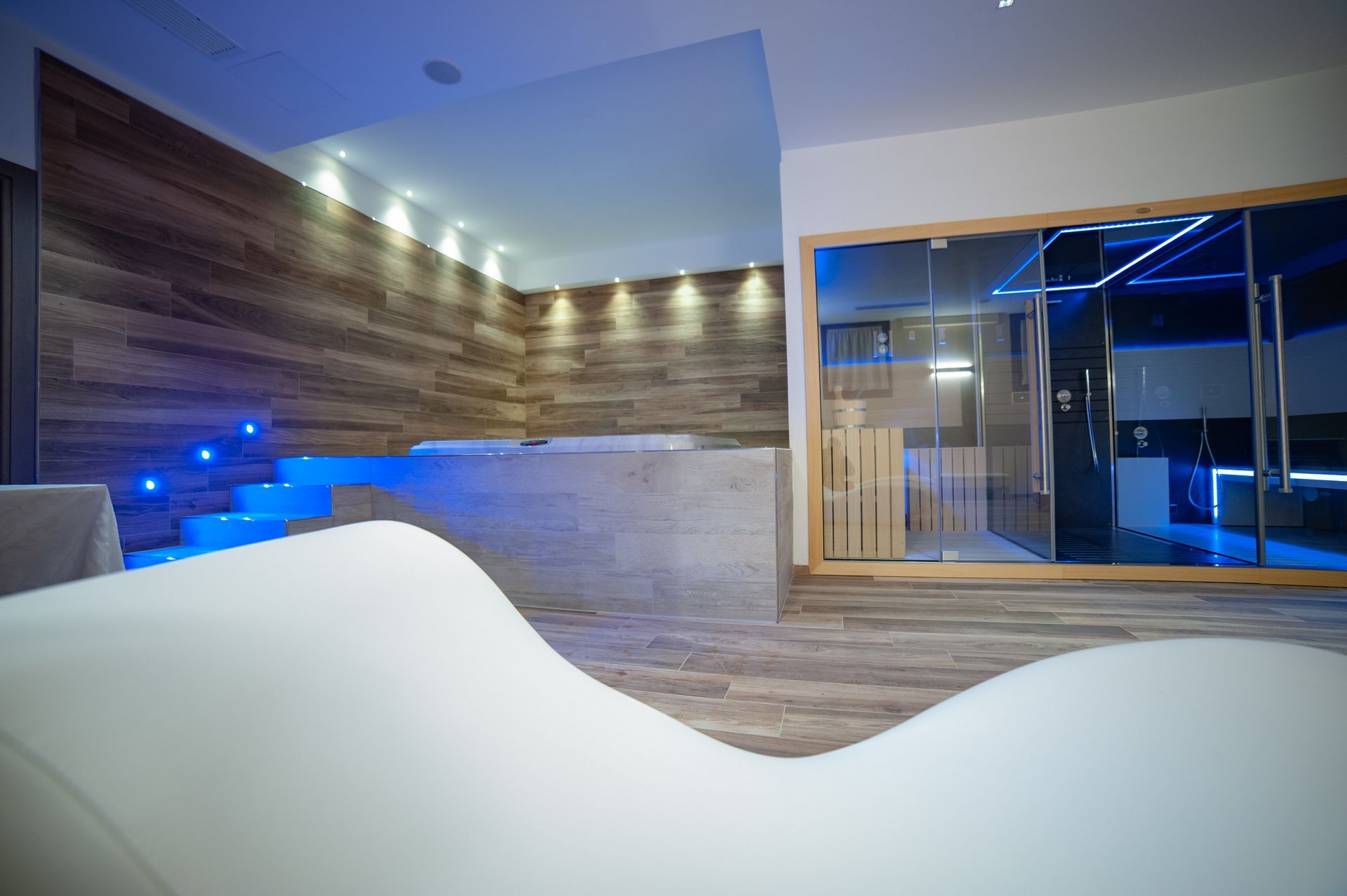 una spa con vasca idromassaggio e sauna