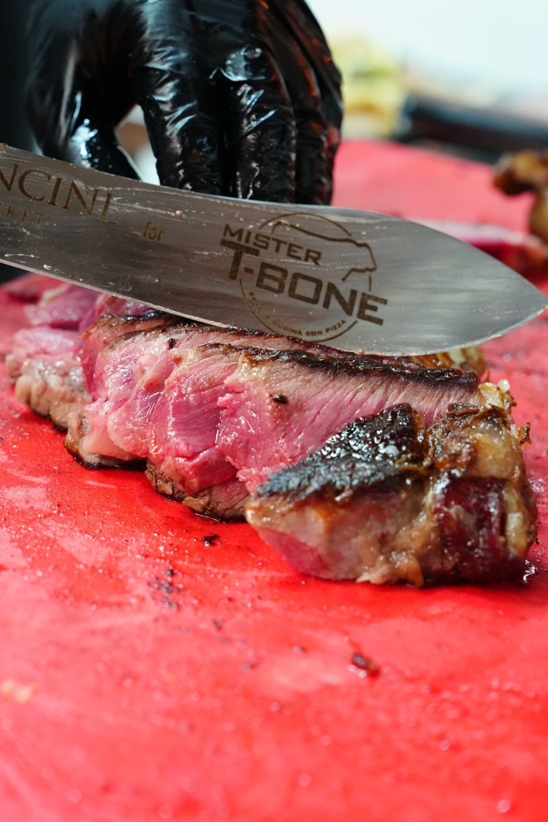 coltello T-bone che taglia la carne