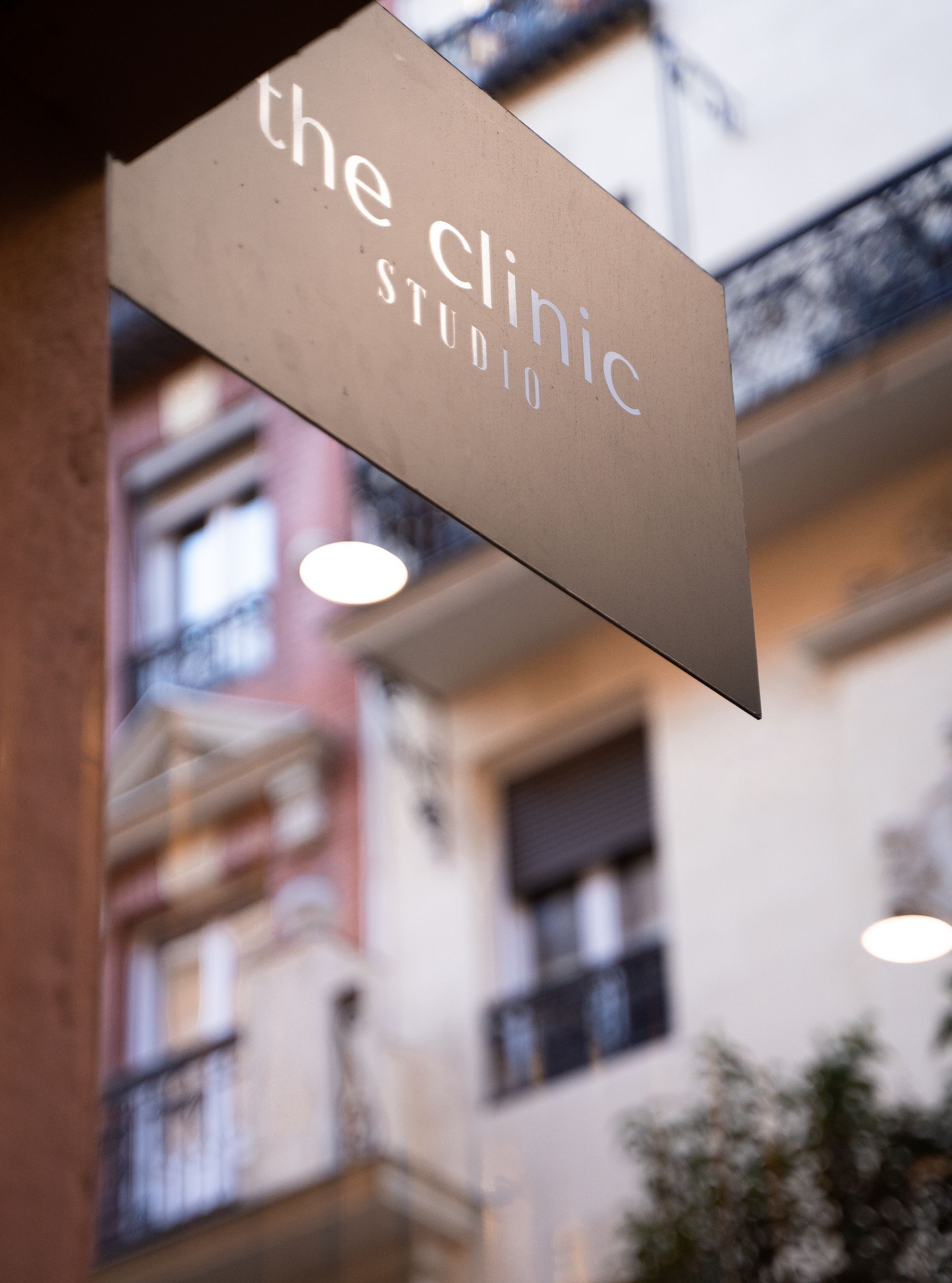 Un cartel del estudio de la clínica cuelga de un edificio.