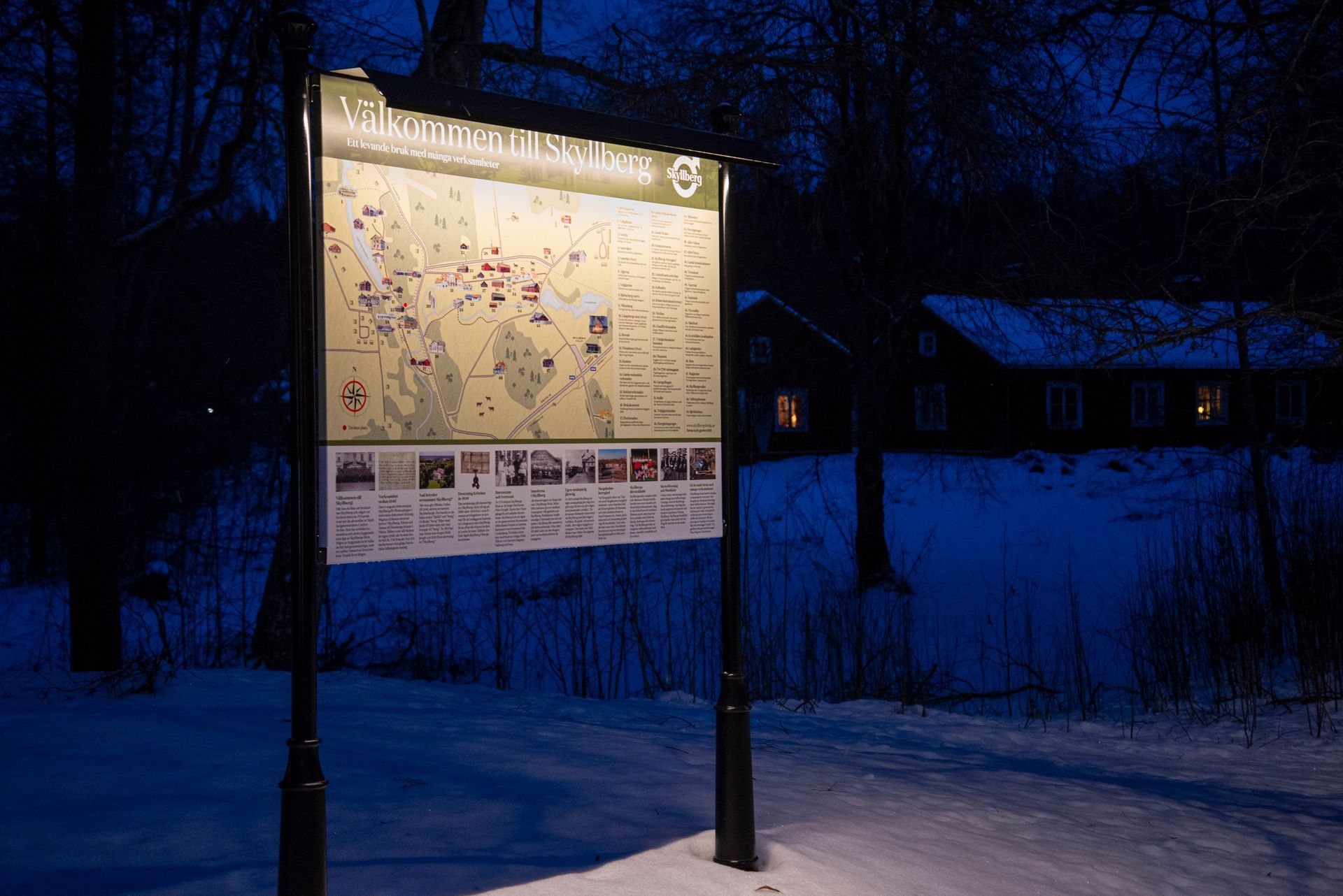 Områdesskylten i Skyllberg i vinterlandskap
