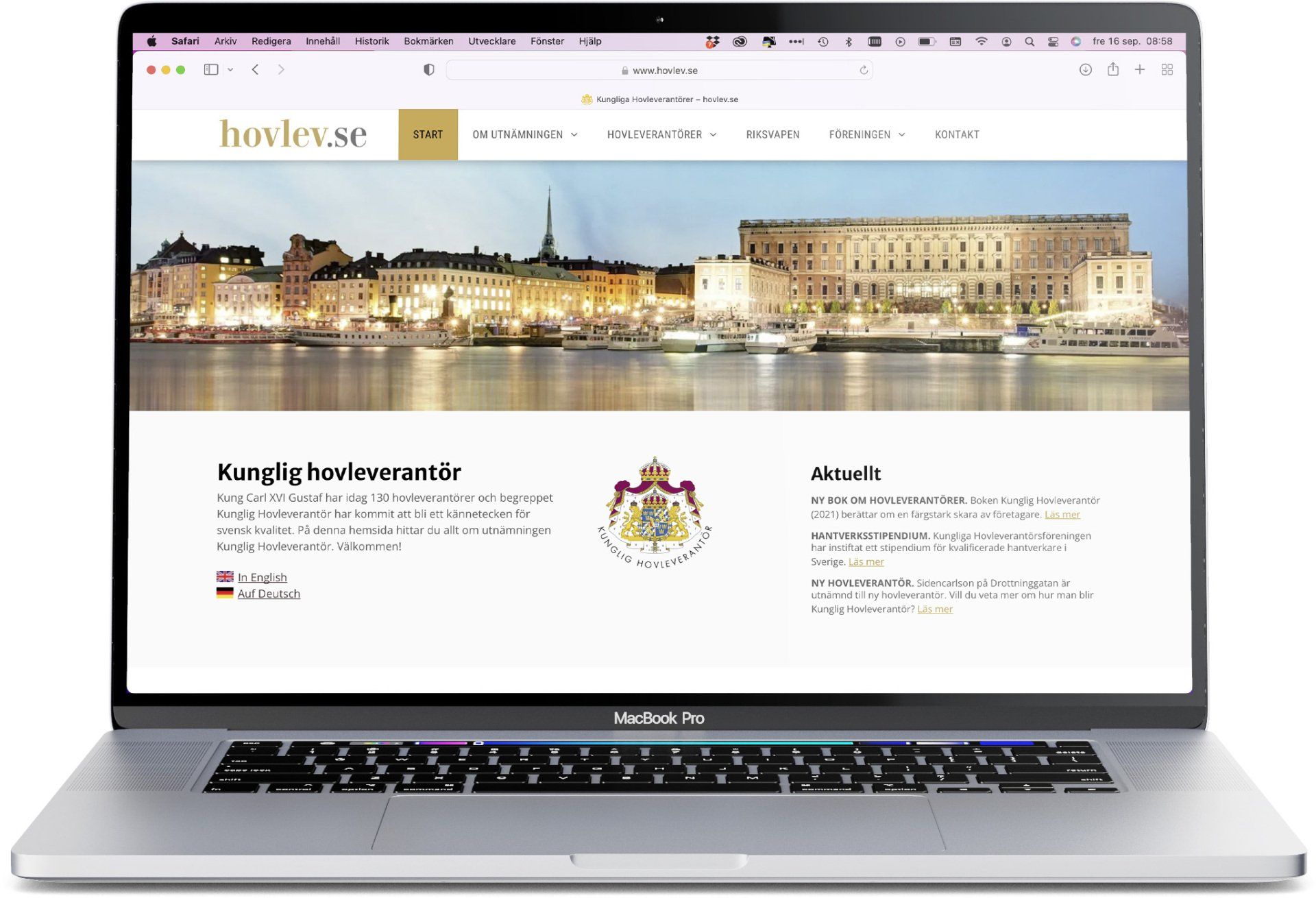 Bild av en MacBook Pro med webbsidan www.hovlev.se på skärmen.