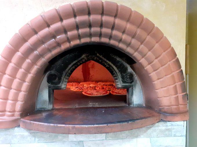 Pizze cotte nel forno a legna