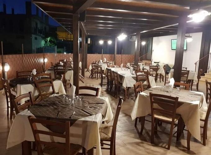 Ristorante pizzeria con tavoli all'aperto