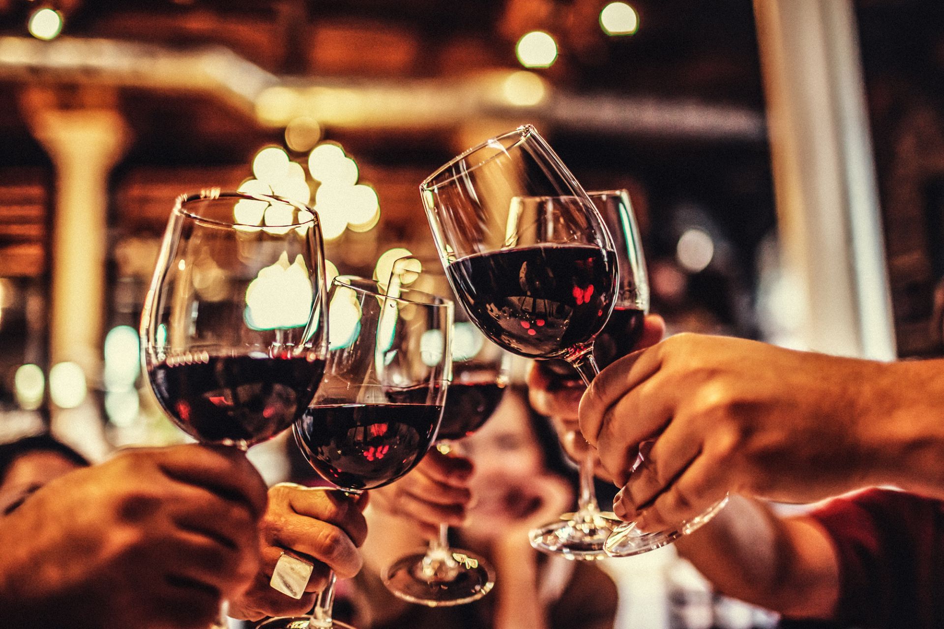 Brindisi con calici di vino