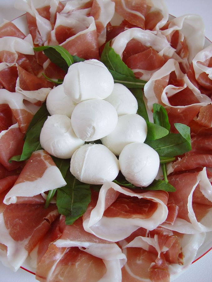 Antipasto con mozzarella fresca, prosciutto crudo e rucola