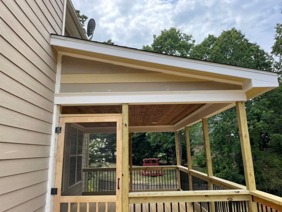 A screened in porch on the side of a house