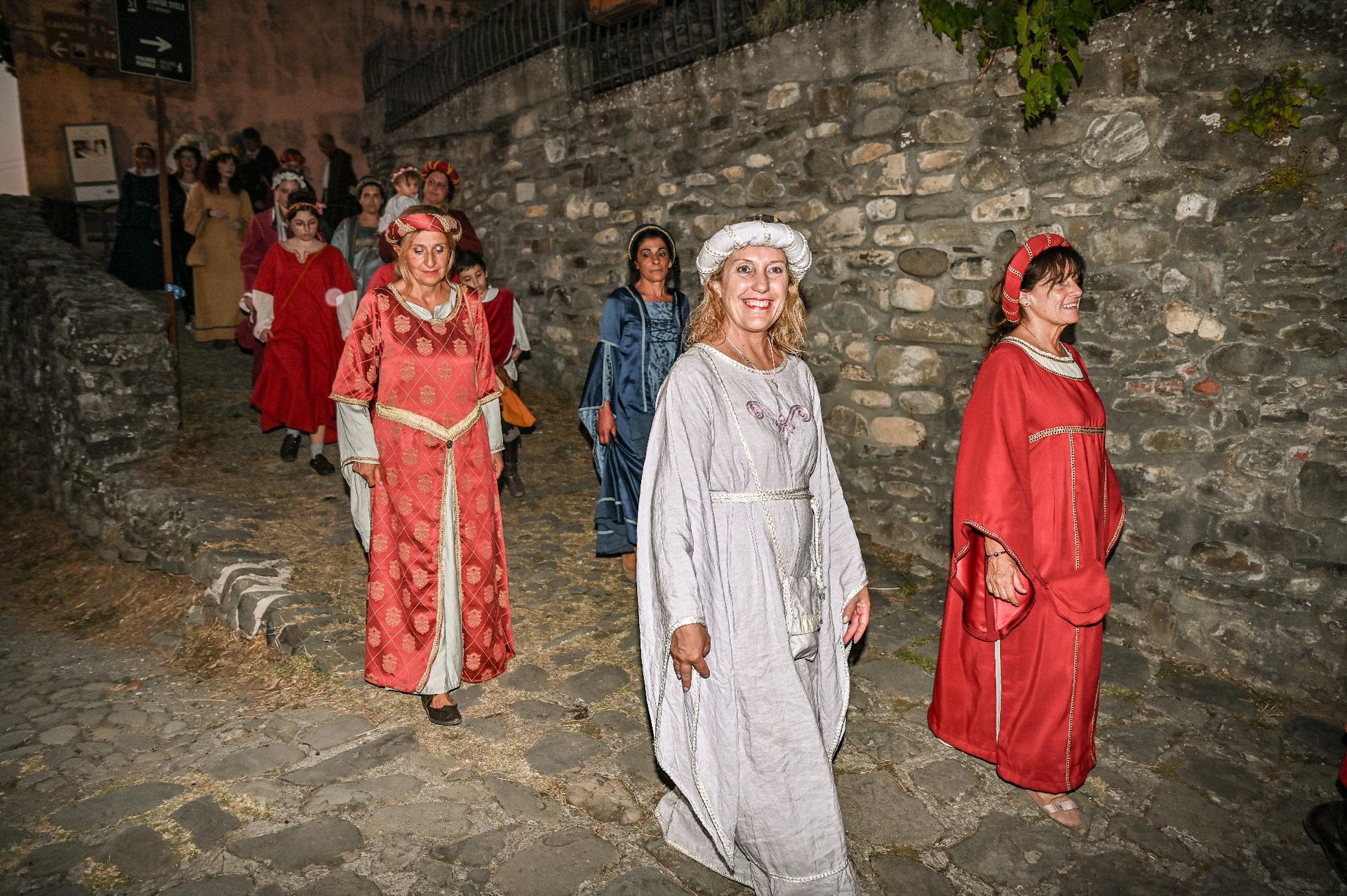 sfilata danzatrici Medievalis Pontremoli