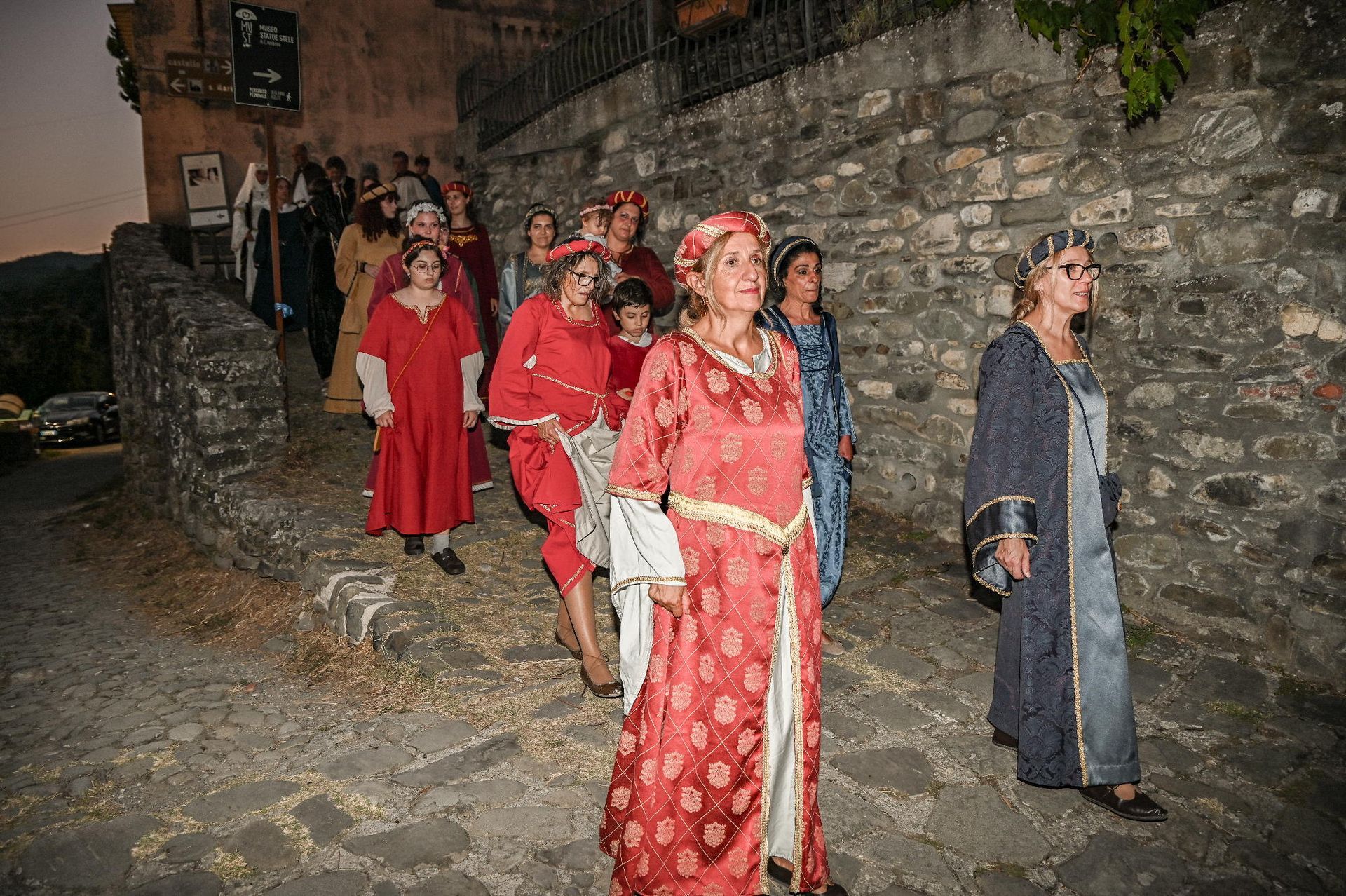 sfilata danzatrici Medievalis Pontremoli