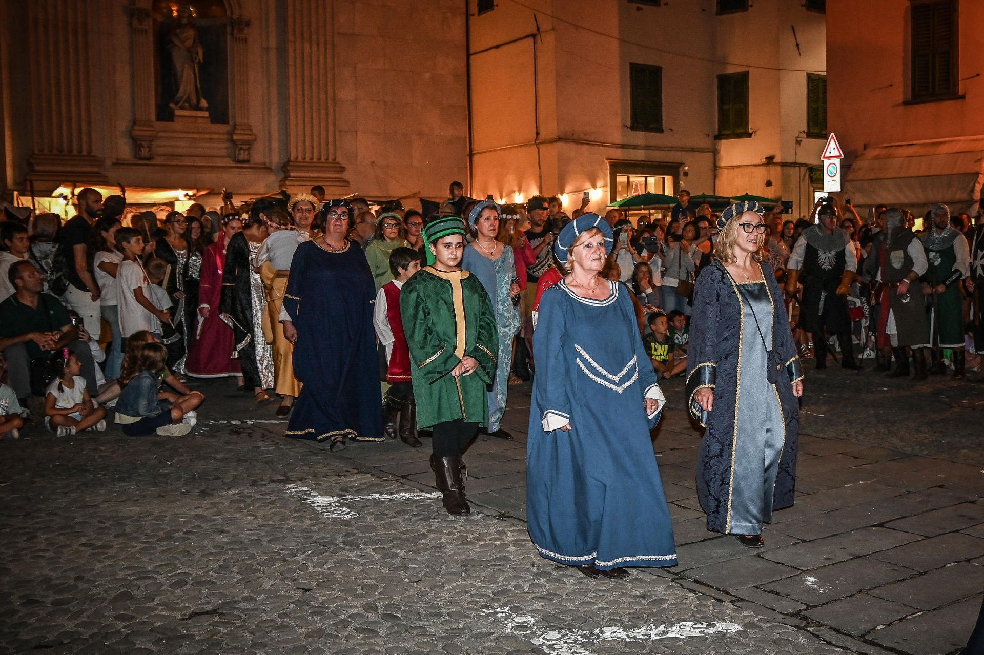 sfilata danzatrici Medievalis Pontremoli