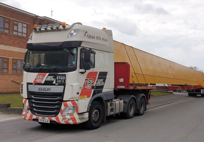 Articulated stepframe ramp trailer