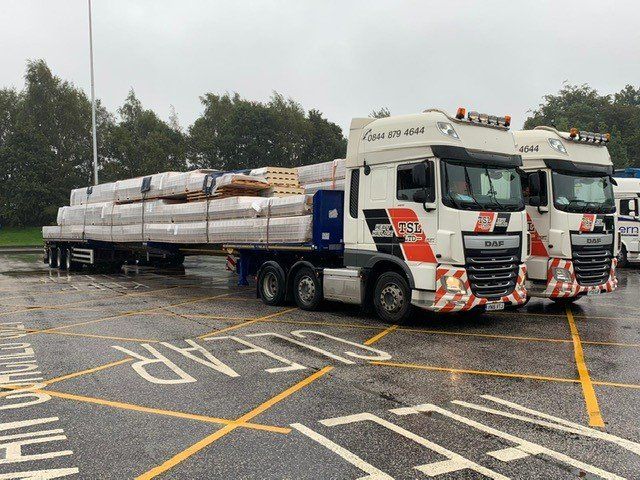 Articulated lorry with extended load