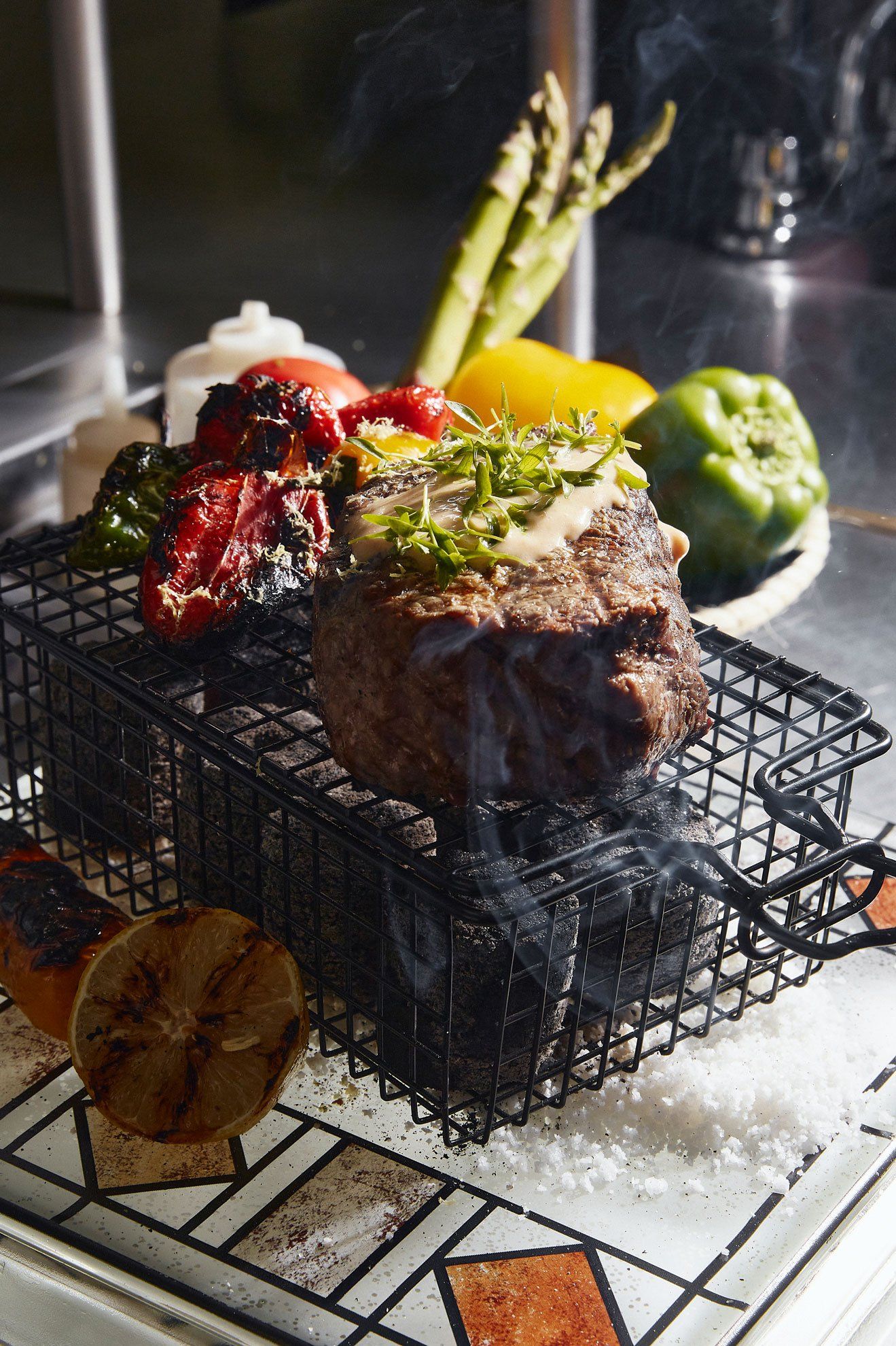 Bistec a la parrilla con verduras, saliendo humo.