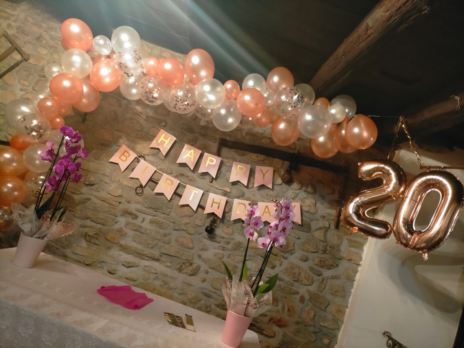 Decorazioni per la festa di compleanno: arco di palloncini, striscione con la scritta 