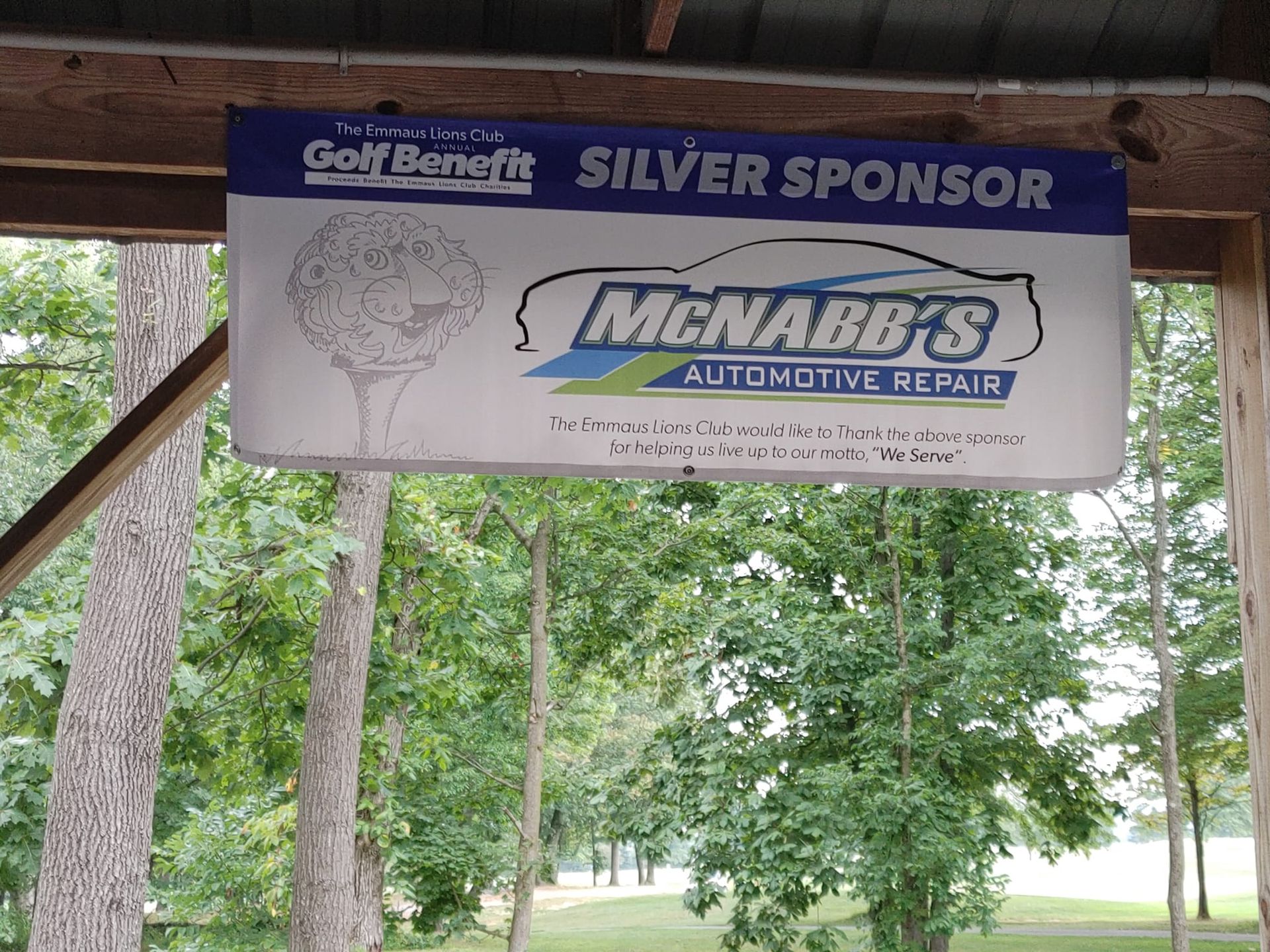 A sign that says silver sponsor on it