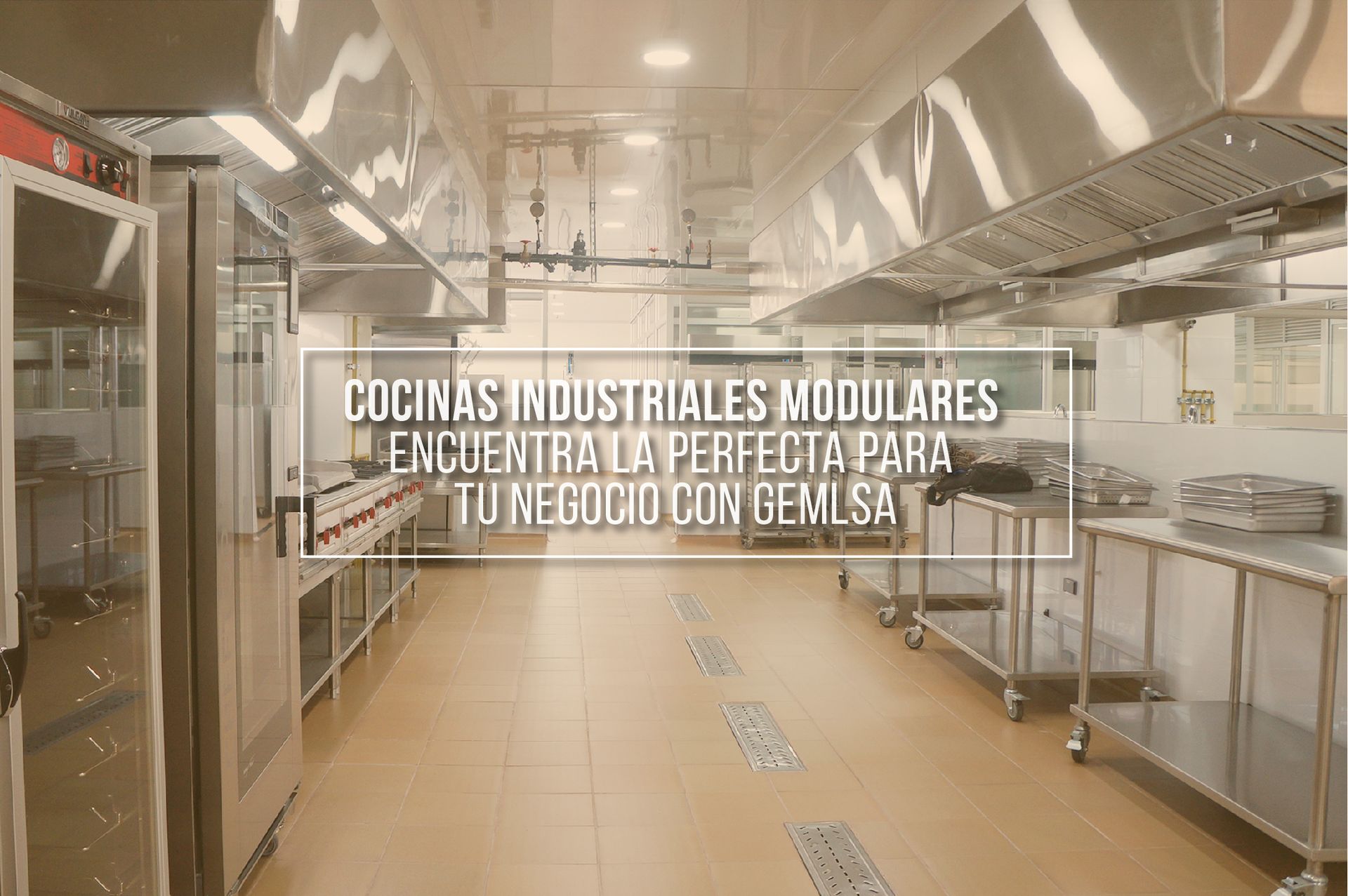 Una cocina grande con muchos electrodomésticos de acero inoxidable y un cartel que dice cocinas industriales modulares.