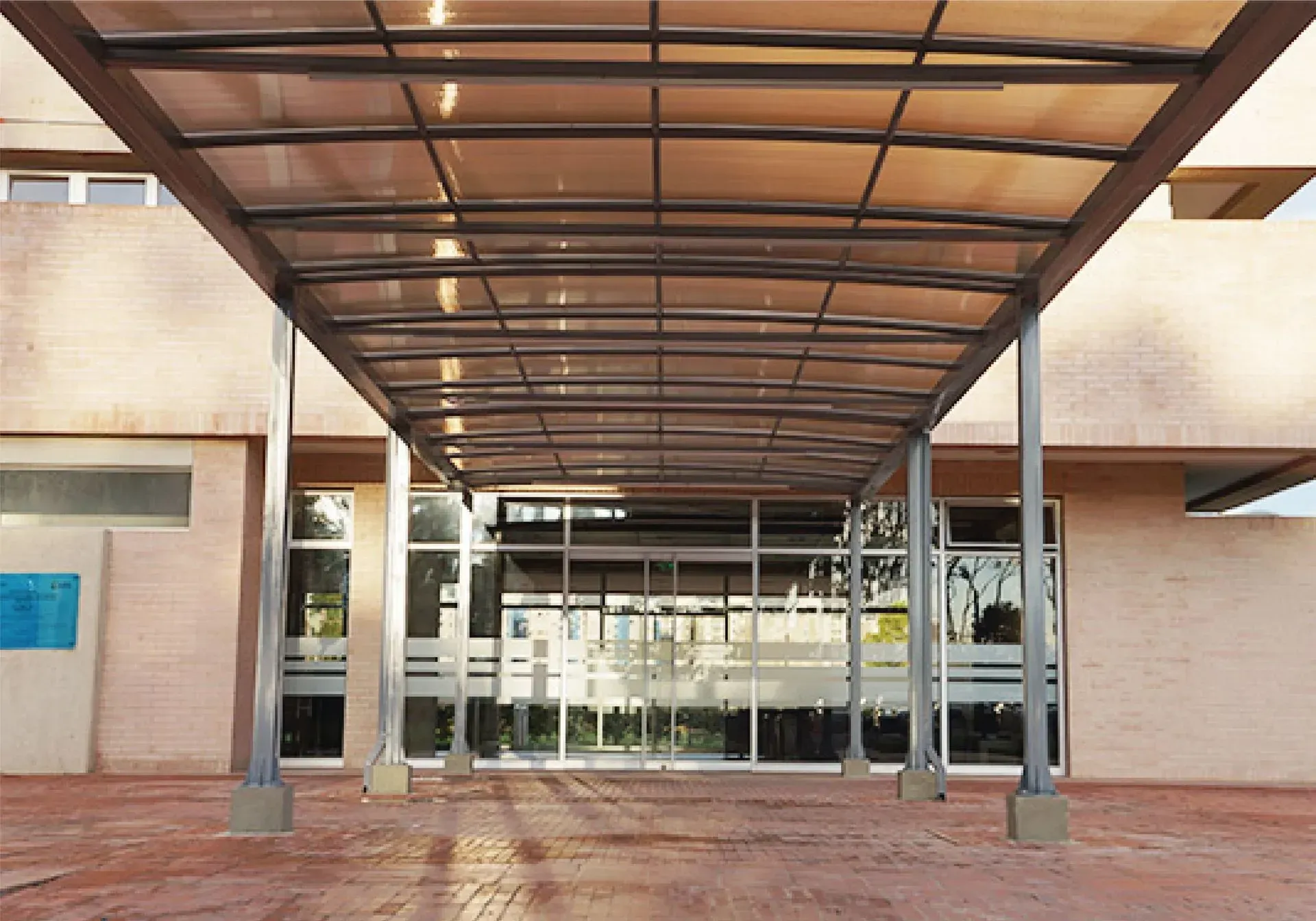 Cubierta metálica y estructura arquitectónica construida por CGI GROUP S.A.S. BIC para acceso principal de edificio.
