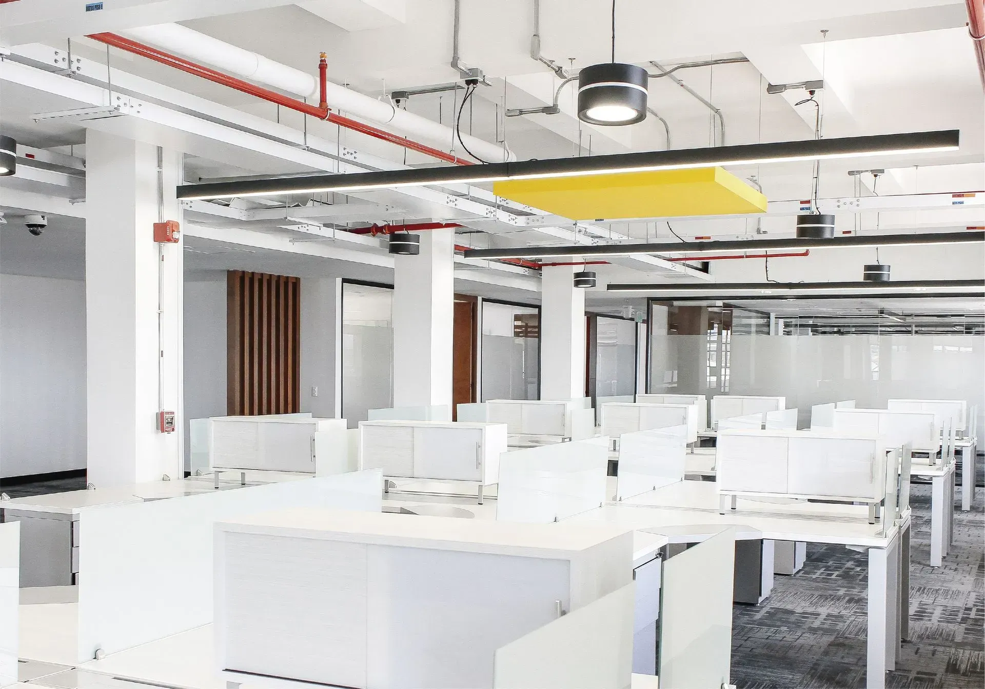 Adecuación de oficinas corporativas realizada por CGI GROUP S.A.S. BIC con acabados arquitectónicos modernos.