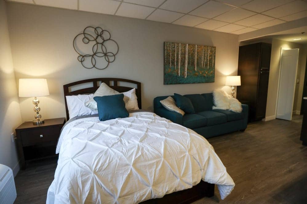 creekview court living area 4
