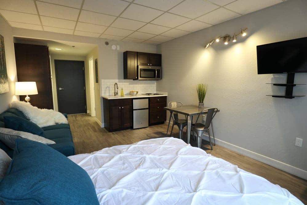 creekview court living area 5