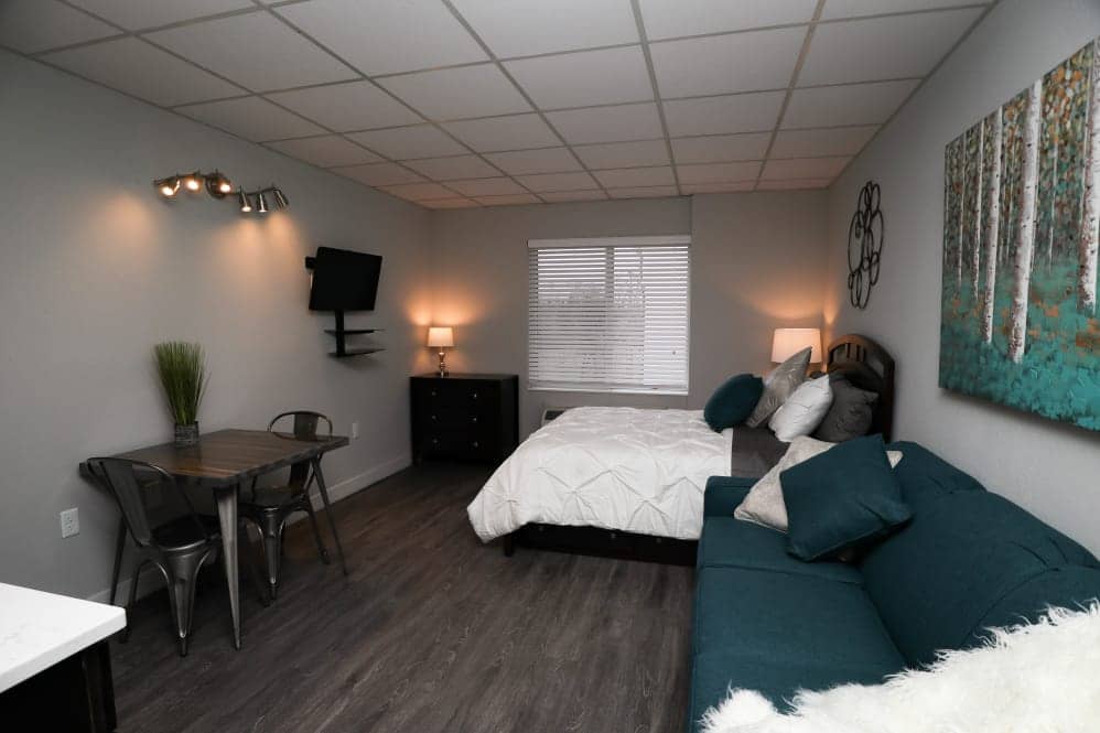 creekview court living area 3
