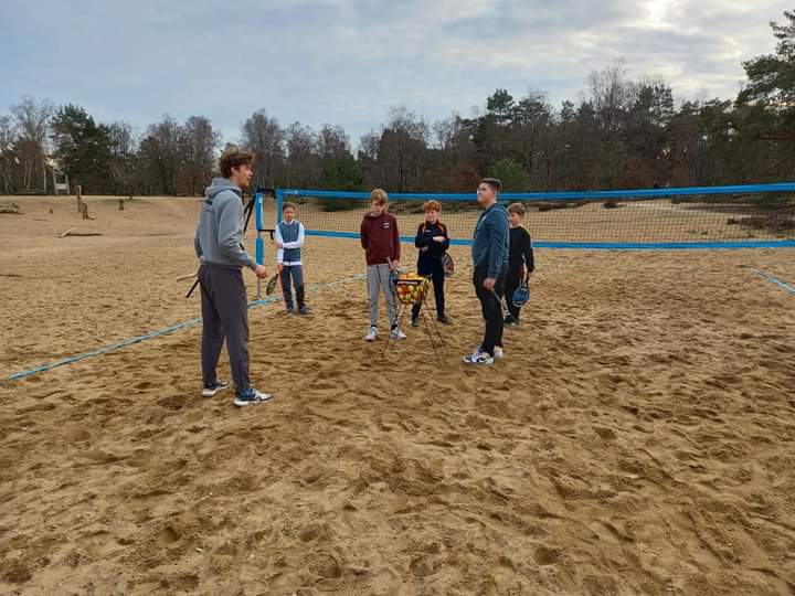Beachtennis clinic aan groep.