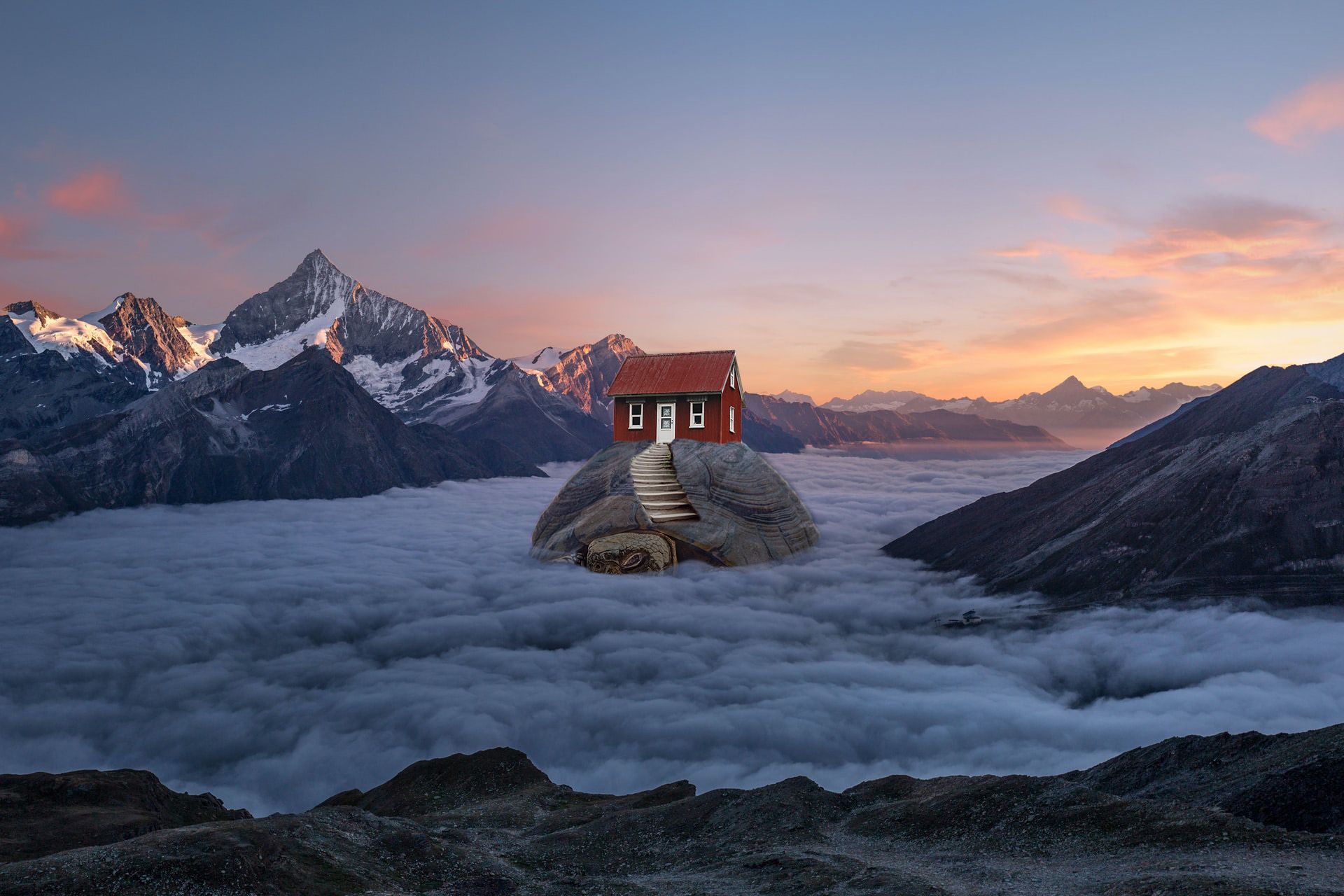 Ein kleines Haus steht auf einem Felsen inmitten eines Berges, umgeben von Wolken.