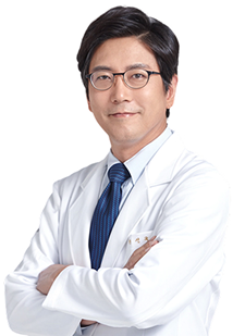 Dr. Shin Kook-hyun, plastic surgeon specializing in facelift and eyelid surgery