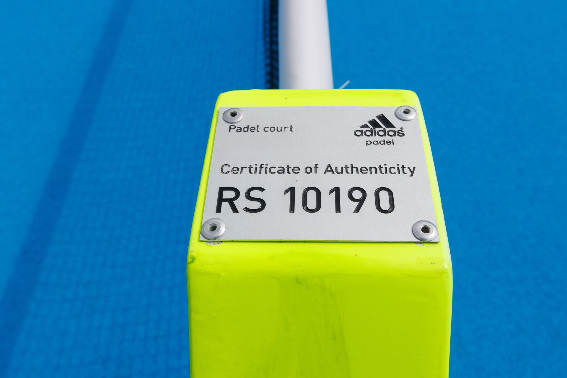 Targa in argento con logo Adidas e testo