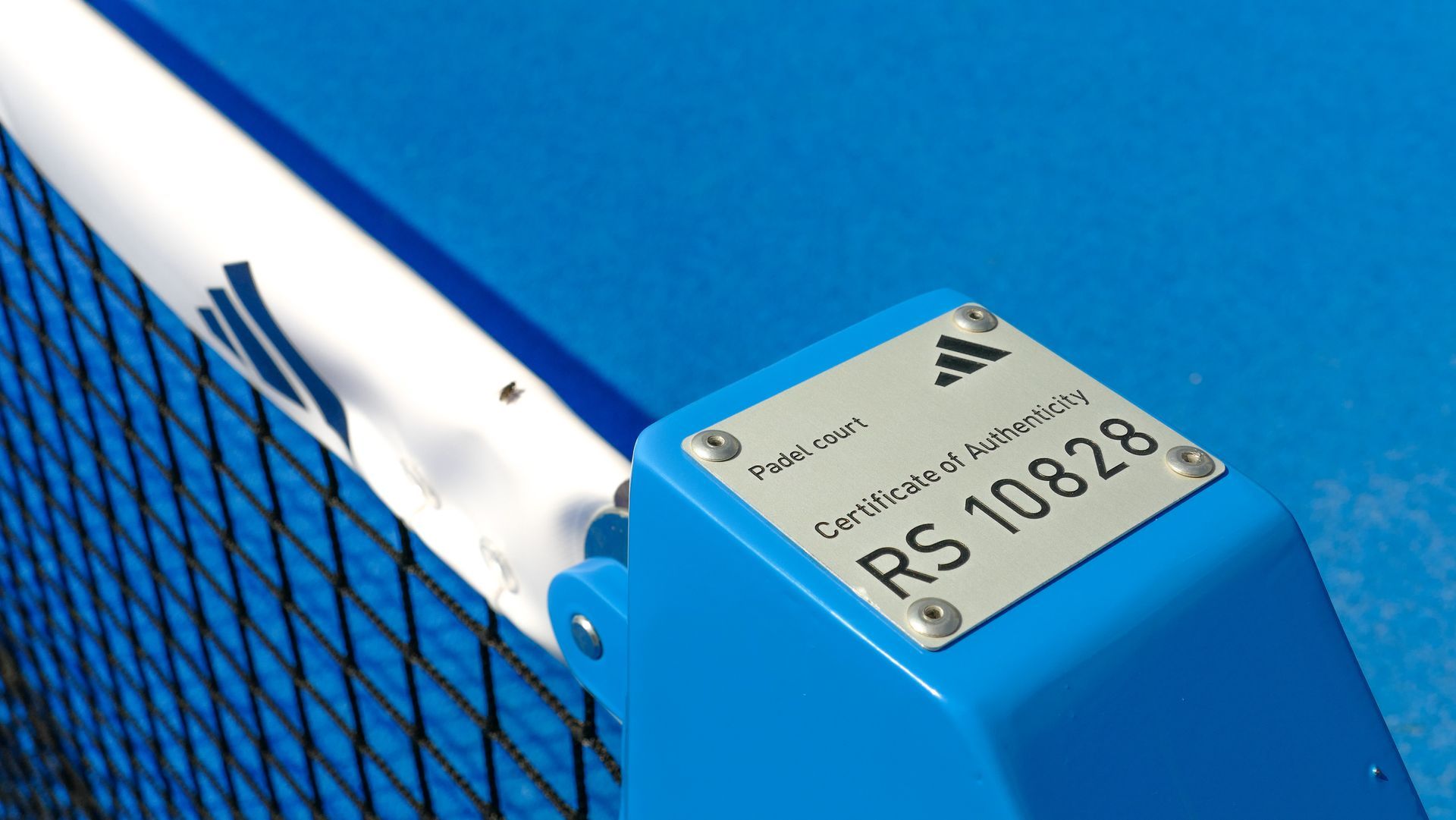 Palo da tennis blu con targhetta argentata 