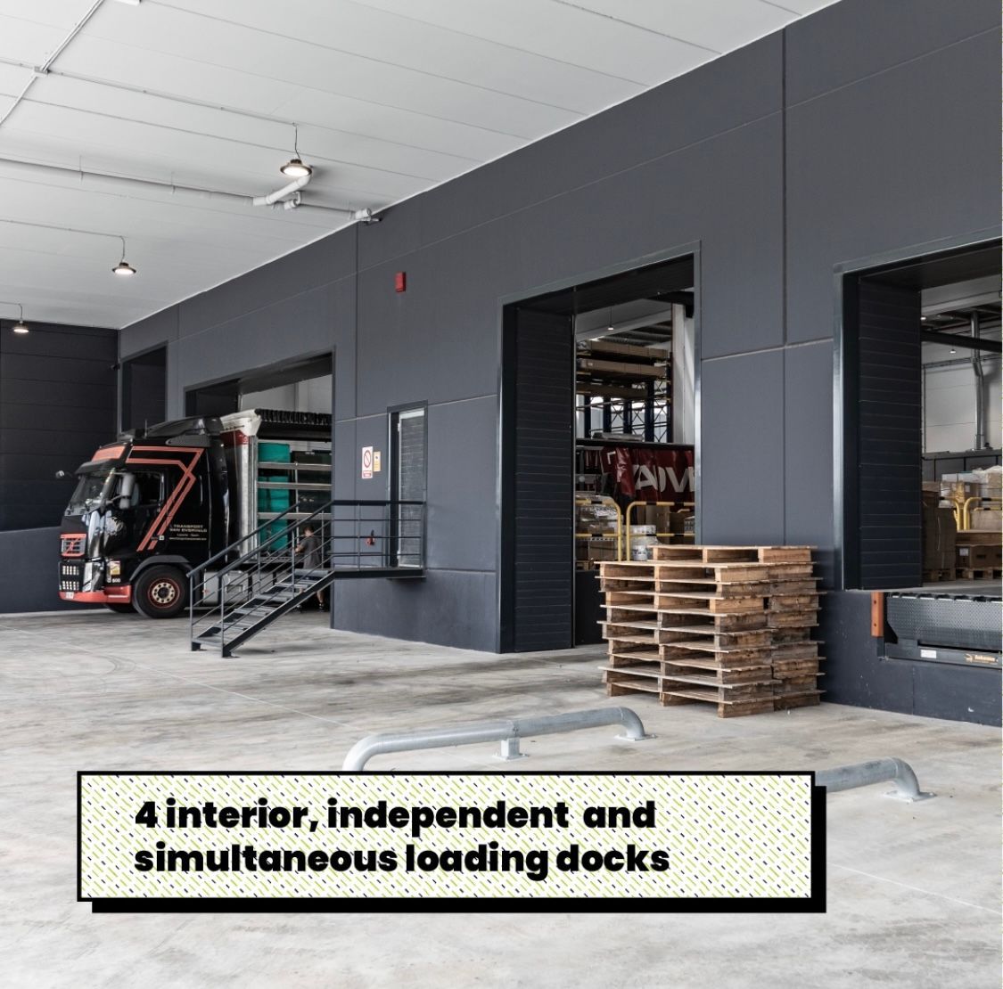Esterno del magazzino con banchine di carico, camion e pallet. Testo: 