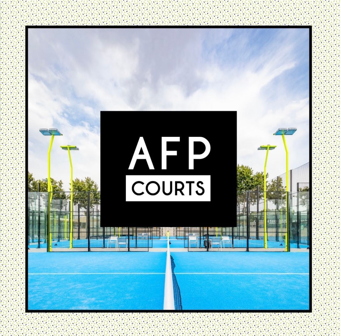Campo da padel blu con il logo 