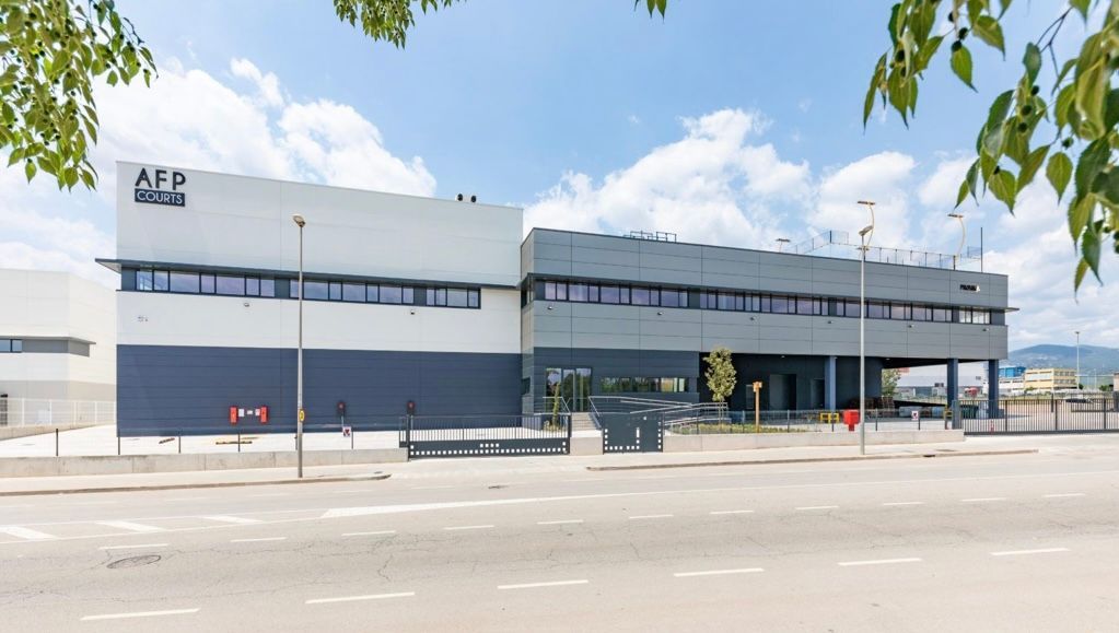 Moderno edificio industriale con il logo 