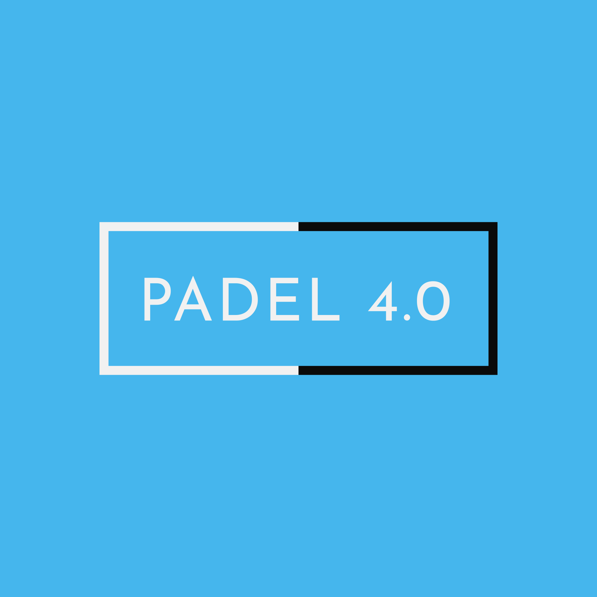 Logo per Padel 4.0, testo bianco all'interno di un rettangolo suddiviso in sezioni bianche e nere, su sfondo blu.
