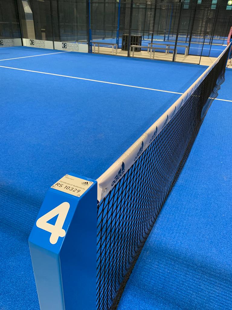 Campo da padel blu con rete, contrassegnato dal numero 4.