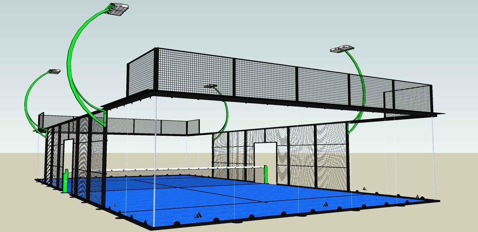 Un campo da padel blu con rete, racchiuso da pareti di vetro e una recinzione di metallo nero, illuminato da luci verdi.