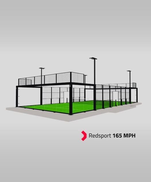 Campo da padel con superficie di gioco verde, struttura in metallo nero e illuminazione dall'alto. Logo