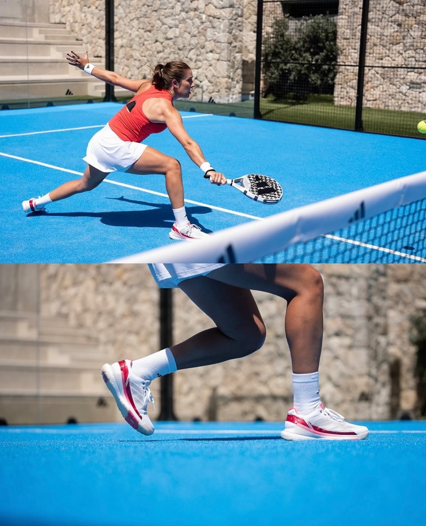 Donna che gioca a tennis su un campo blu, muovendo la racchetta verso la rete; indossa un top rosso, una gonna bianca