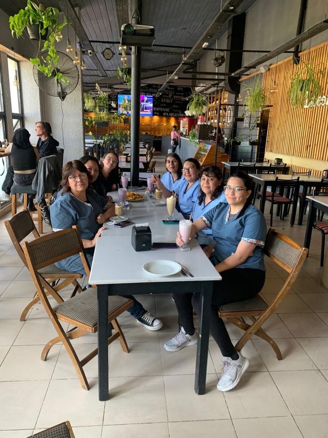 Un grupo de mujeres está sentada en una mesa en un restaurante.
