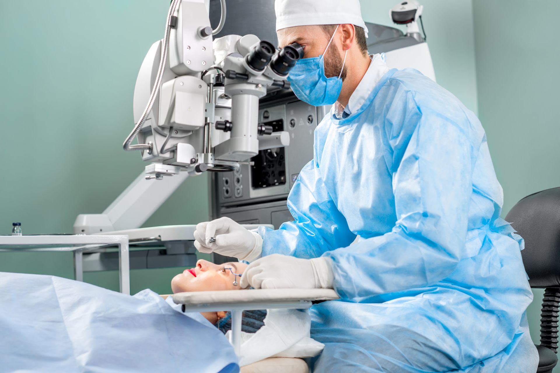 Why Choosing a Board-Certified Cataract Eye Surgeon Matters