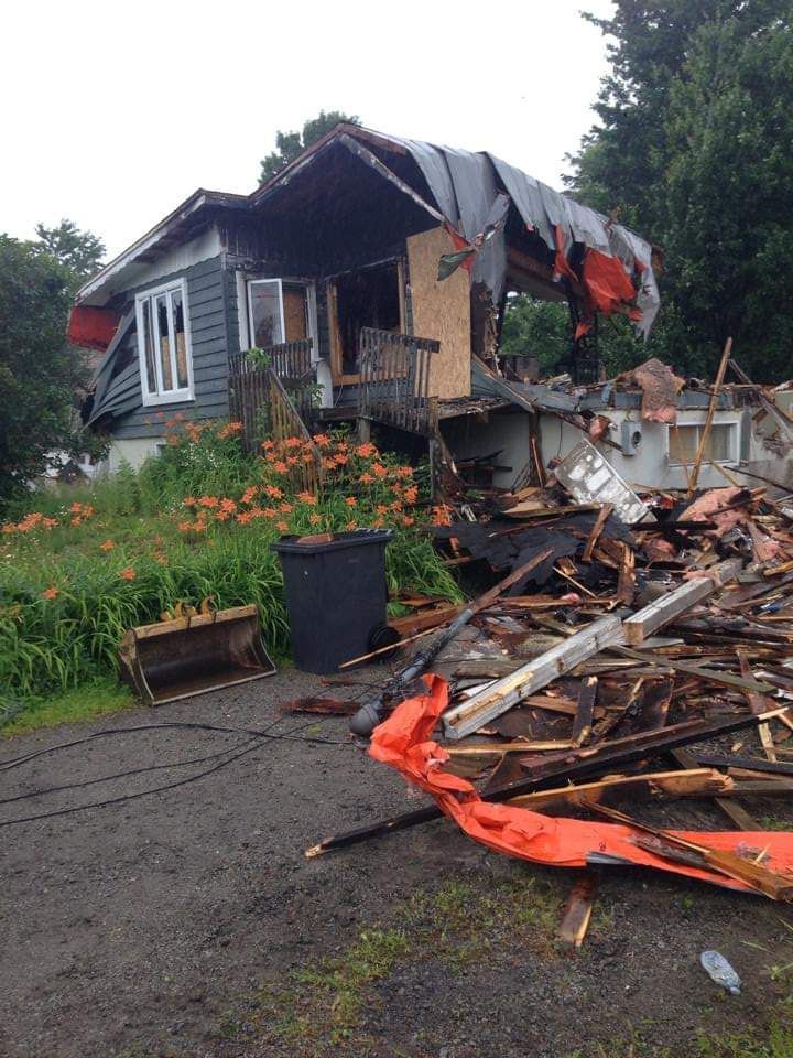 Une maison qui a été démolie et un tas de décombres devant