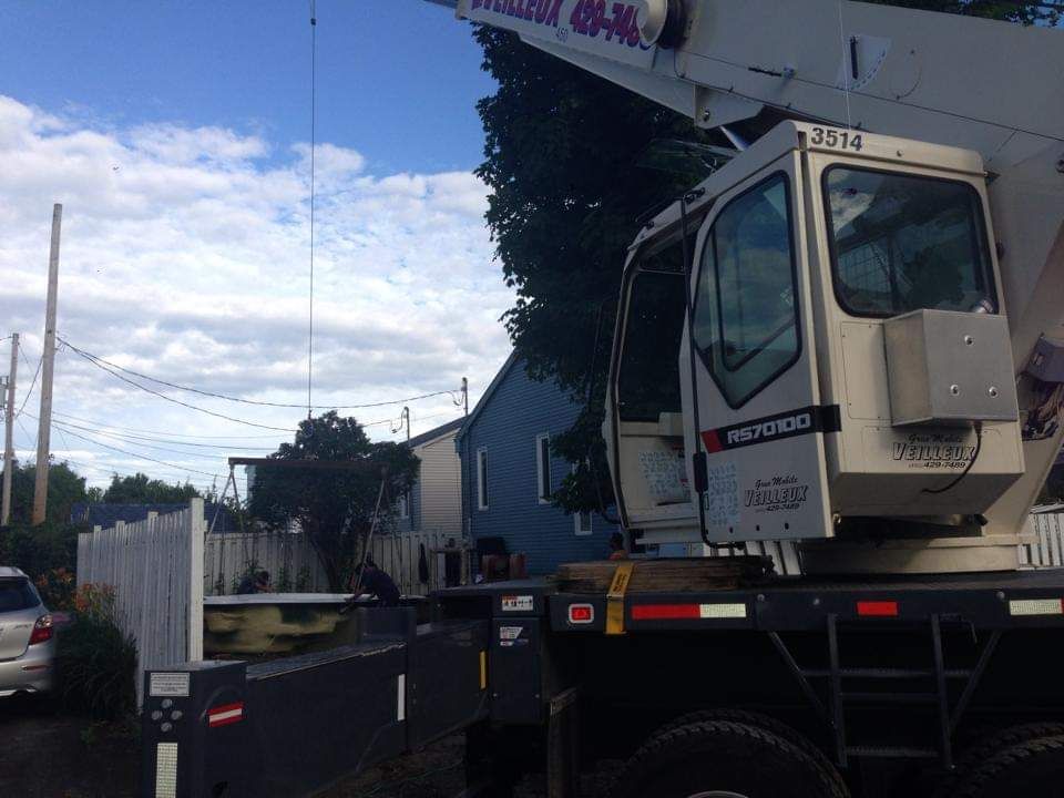 Une grue avec le numéro 35-14 sur le côté