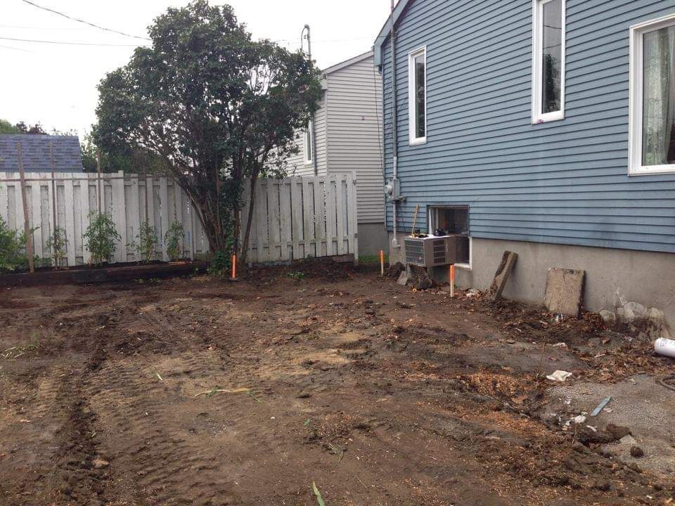 Une maison avec beaucoup de terre devant