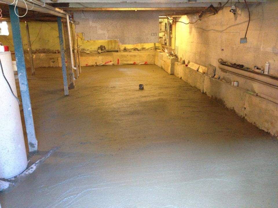 Un sol en béton dans un sous-sol en cours de rénovation