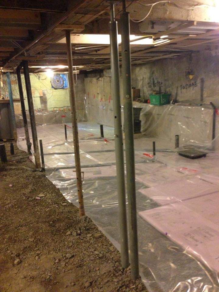 Un sous-sol est en cours de rénovation et recouvert de plastique.