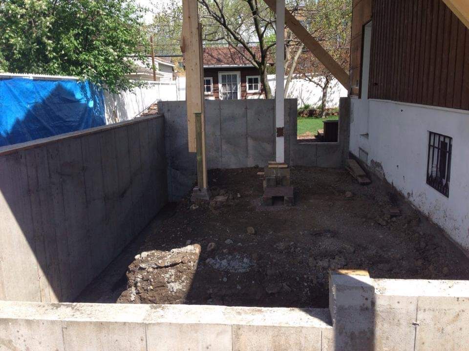 Un bâtiment en construction avec une bâche bleue en arrière-plan