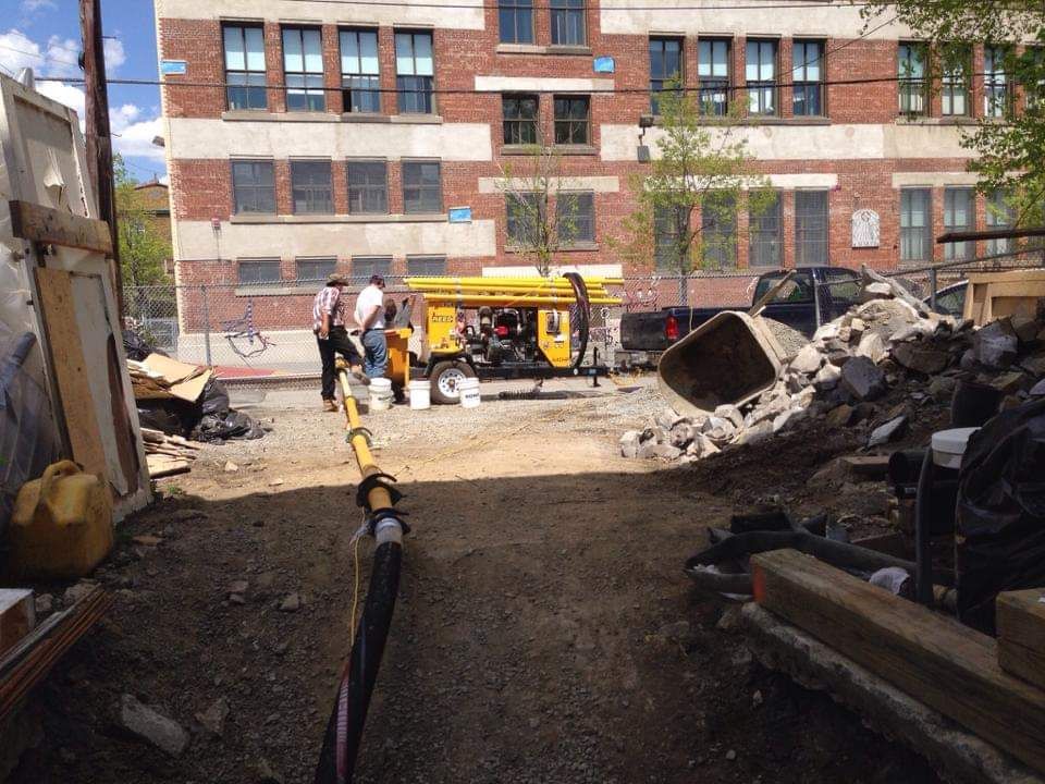 Un camion jaune est garé devant un bâtiment en brique