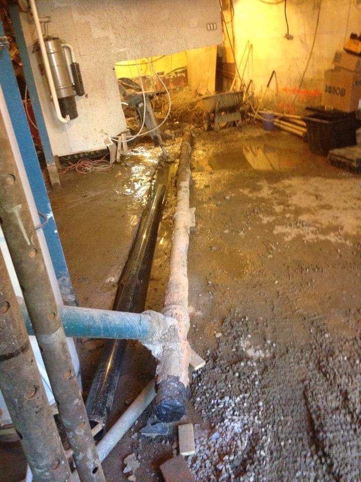 Une pièce avec beaucoup de tuyaux et un tuyau à l'intérieur.