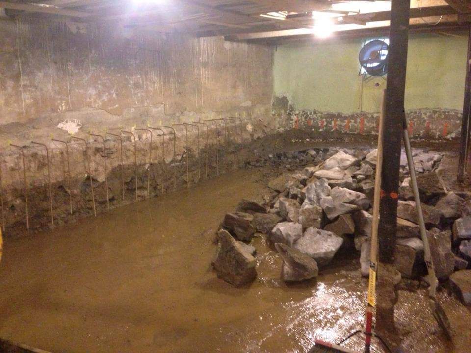 Un sous-sol inondé avec beaucoup de pierres dedans.