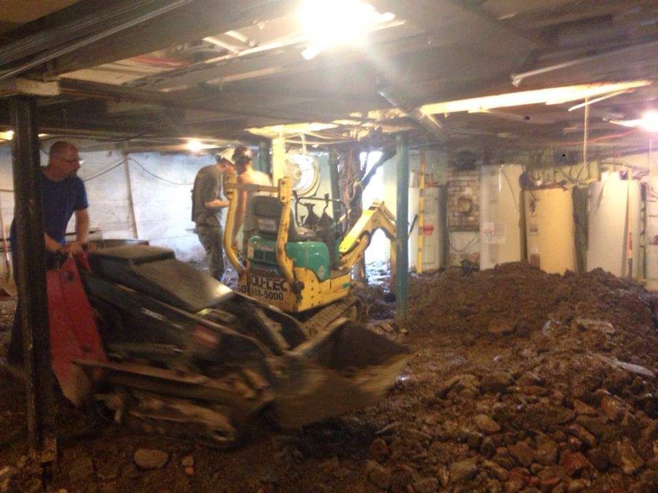 Un groupe de personnes travaillent dans un sous-sol.